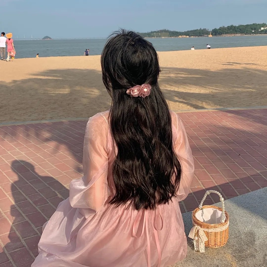 沙滩上的夏娃